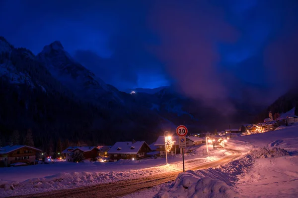 山村在阿尔卑斯山在晚上在温特与新鲜的雪 — 图库照片