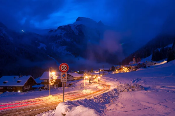 山村在阿尔卑斯山在晚上在温特与新鲜的雪 — 图库照片