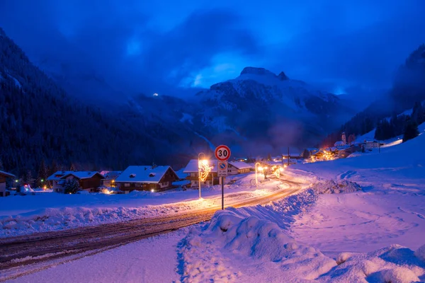 山村在阿尔卑斯山在晚上在温特与新鲜的雪 — 图库照片