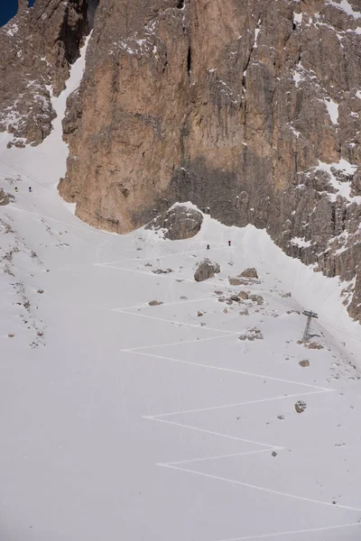 Güzel Kış Gününde Taze Kar Ile Dağ Tepe Tırmanma Karda — Stok fotoğraf