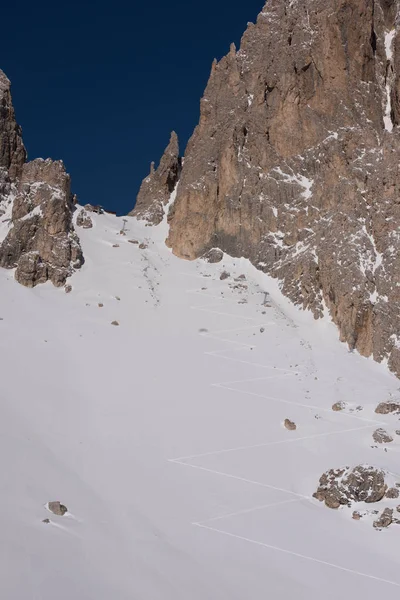 在美丽的冬日 在美丽的冬日里 徒步旅行滑雪道在雪中爬上山顶 — 图库照片