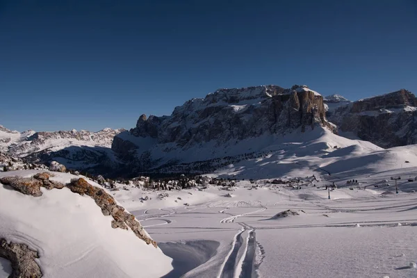 Güzel Kış Gününde Taze Kar Ile Dağ Tepe Tırmanma Karda — Stok fotoğraf