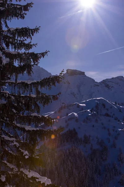 Amanecer Invierno Con Nieve Fresca Las Montañas Los Alpes Mañana — Foto de Stock