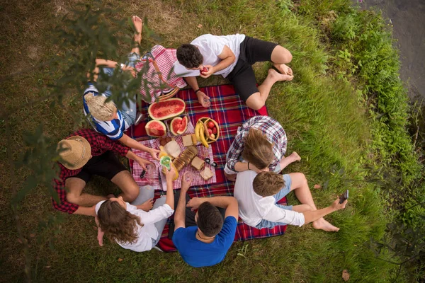 Bovenaanzicht Groep Jonge Vrienden Genieten Van Picknick Tijd Drankjes Eten — Stockfoto