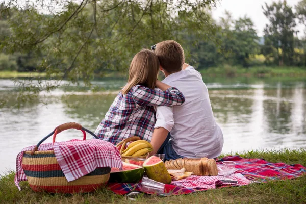 Verliebtes Paar Macht Selfie Mit Handy Beim Picknick Flussufer — Stockfoto