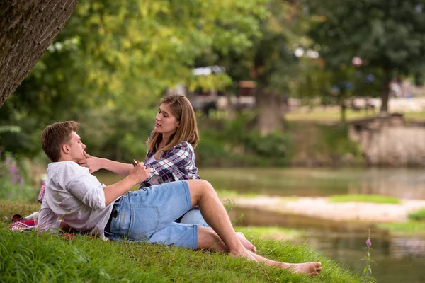 Verliebte Paare Genießen Picknick Drink Und Essen Schöner Natur Flussufer — Stockfoto