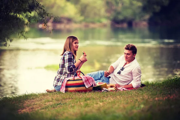 Paar Verliefd Genieten Van Picknick Tijd Drinken Eten Prachtige Natuur — Stockfoto