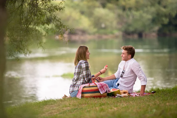 Verliebte Paare Genießen Picknick Drink Und Essen Schöner Natur Flussufer — Stockfoto