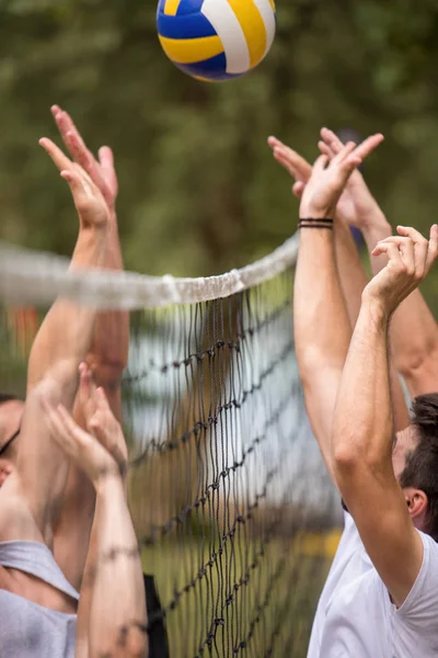 Nehir Kıyısında Güzel Bir Doğada Plaj Voleybolu Oynayan Genç Arkadaşlar — Stok fotoğraf