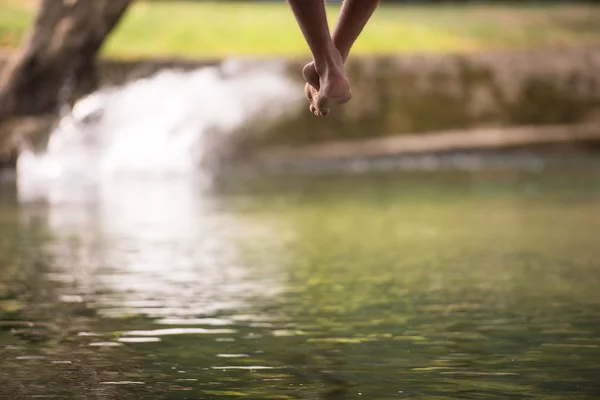 Füße Von Person Auf Holzbrücke Über Fluss — Stockfoto