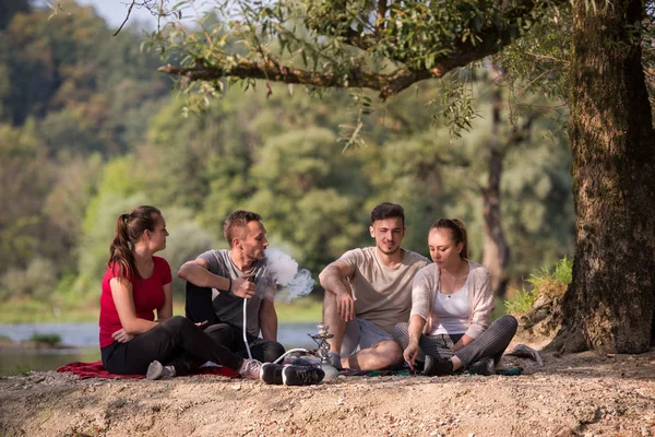 Gruppe Junger Freunde Genießt Die Schöne Natur Beim Shisha Rauchen — Stockfoto