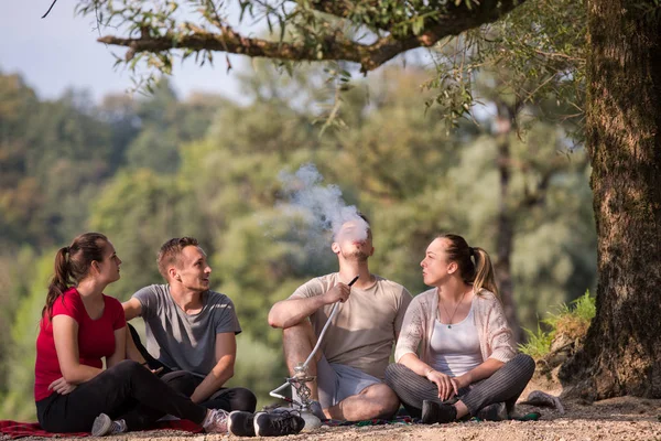 Grupp Unga Vänner Njuter Vacker Natur Medan Röka Vattenpipa Floden — Stockfoto