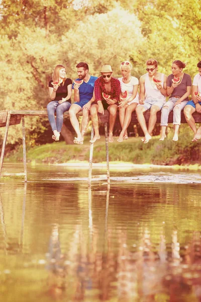 Grup Genç Arkadaşlar Güzel Doğada Nehri Üzerinde Ahşap Köprü Üzerinde — Stok fotoğraf