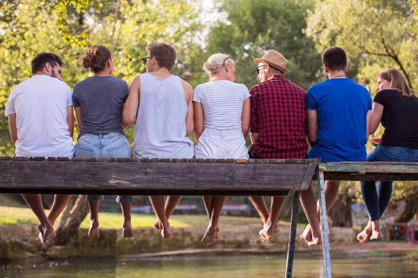 Groep Van Jonge Vrienden Genieten Van Watermeloen Zittend Houten Brug — Stockfoto