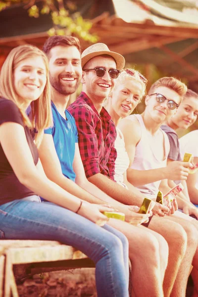 Gruppe Junger Freunde Sitzt Holzbrücke Über Flusswasser — Stockfoto