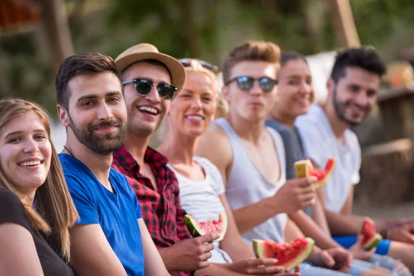 Gruppe Junger Freunde Sitzt Holzbrücke Über Flusswasser — Stockfoto