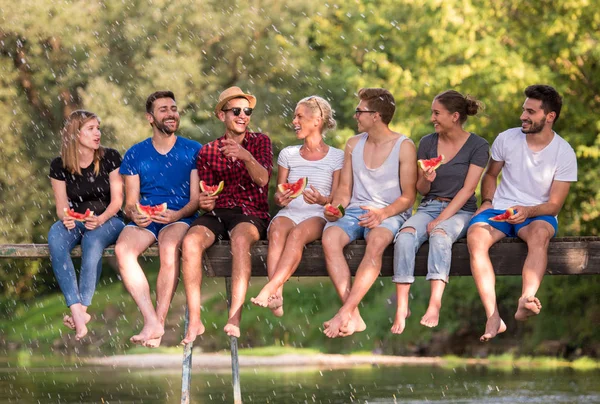 Groep Jonge Vrienden Zitten Houten Brug Rivierwater — Stockfoto