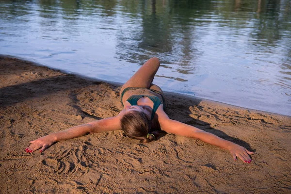 Mooie Vrouw Groene Bikini Ontspannen Genieten Natuur Rivieroever — Stockfoto