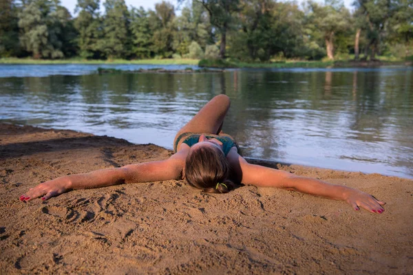 Krásná Žena Zelených Bikinách Relaxační Těší Přírodě Břehu Řeky — Stock fotografie