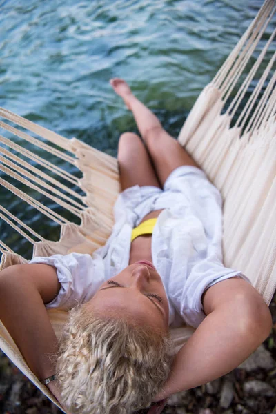 Young Blonde Woman Resting Hammock While Enjoying Nature River Bank — Stock Photo, Image
