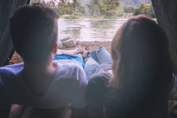 Pareja Enamorada Viajando Pasando Tiempo Juntos Tienda Paja Mientras Beben —  Fotos de Stock