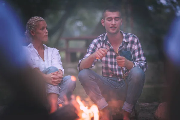 Een Groep Gelukkige Jonge Vrienden Ontspannen Genieten Van Zomeravond Rond — Stockfoto