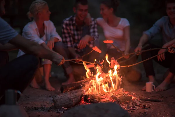 Grupo Jovens Amigos Felizes Relaxando Desfrutando Noite Verão Torno Fogueira — Fotografia de Stock