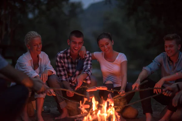 Grupo Jovens Amigos Felizes Relaxando Desfrutando Noite Verão Torno Fogueira — Fotografia de Stock