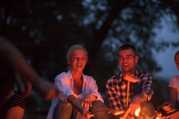 Een Groep Gelukkige Jonge Vrienden Ontspannen Genieten Van Zomeravond Rond — Stockfoto