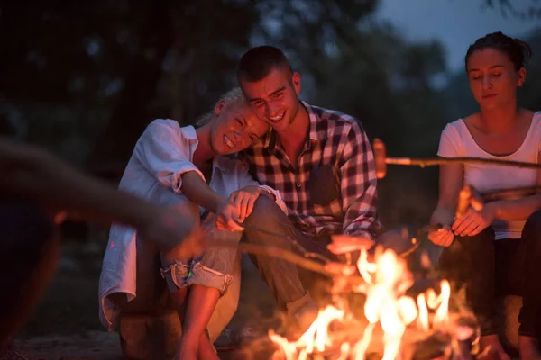 Grupo Jovens Amigos Felizes Relaxando Desfrutando Noite Verão Torno Fogueira — Fotografia de Stock