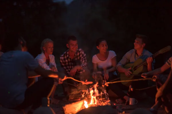 Grupo Jovens Amigos Felizes Relaxando Desfrutando Noite Verão Torno Fogueira — Fotografia de Stock