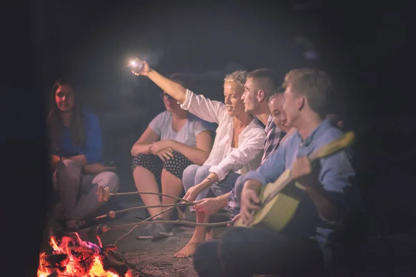 Grupo Jóvenes Amigos Felices Relajarse Disfrutar Noche Verano Alrededor Fogata — Foto de Stock