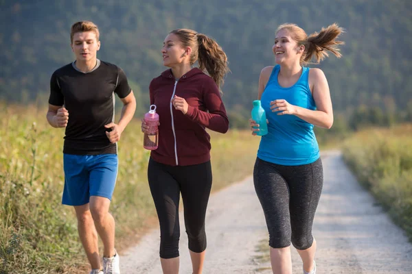 Grupp Ungdomar Jogging Land Road Runners Körs Den Öppna Vägen — Stockfoto