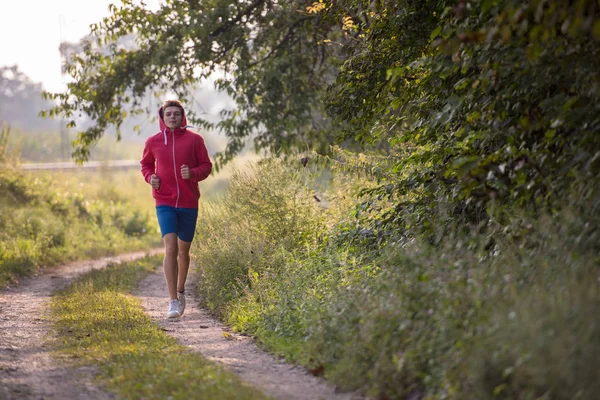 Fiatal Felnőtt Ember Élvezi Egészséges Életmód Miközben Jogging Vidéki Táj — Stock Fotó