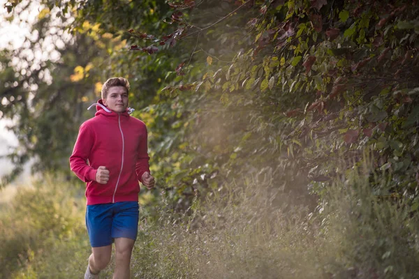 Młody Człowiek Dorosły Ciesząc Się Zdrowego Trybu Życia Podczas Joggingu — Zdjęcie stockowe