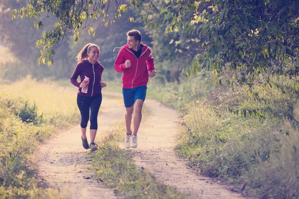 Fiatal Pár Élvezi Egészséges Életmód Miközben Jogging Ország Mentén — Stock Fotó