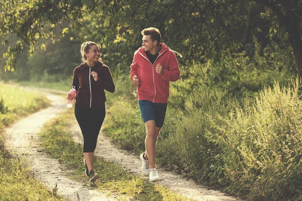 Fiatal Pár Élvezi Egészséges Életmód Miközben Jogging Ország Mentén — Stock Fotó