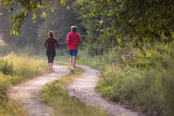 Pareja Joven Disfrutando Estilo Vida Saludable Mientras Trota Largo Del — Foto de Stock