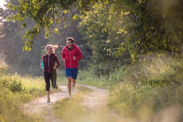 Fiatal Pár Élvezi Egészséges Életmód Miközben Jogging Ország Mentén — Stock Fotó