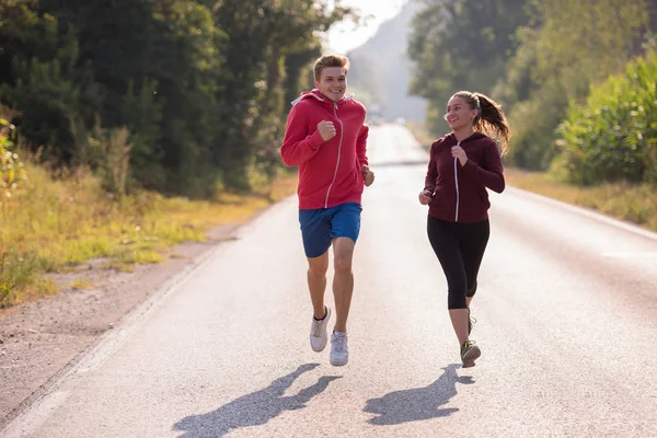 Fiatal Pár Élvezi Egészséges Életmód Miközben Jogging Ország Mentén — Stock Fotó