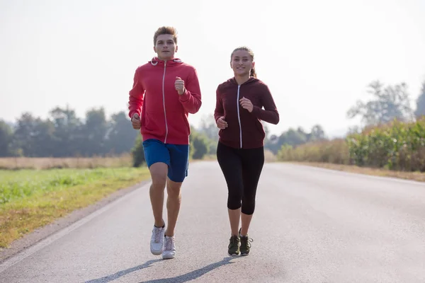 Fiatal Pár Élvezi Egészséges Életmód Miközben Jogging Ország Mentén — Stock Fotó