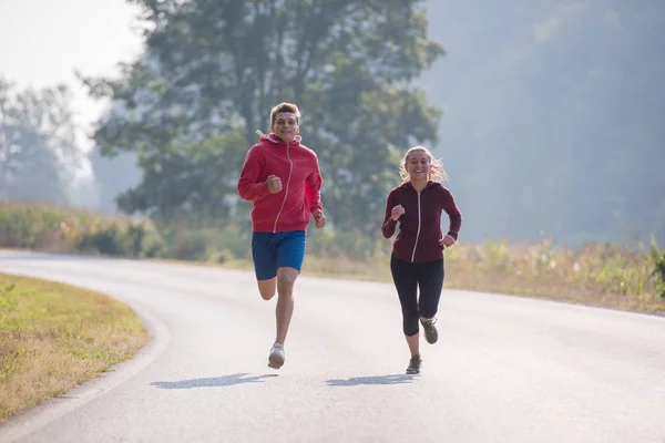 Fiatal Pár Élvezi Egészséges Életmód Miközben Jogging Ország Mentén — Stock Fotó