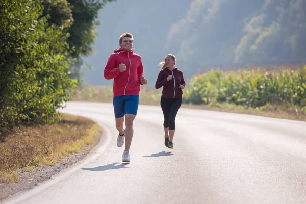 Ungt Par Njuta Hälsosam Livsstil Medan Jogging Längs Landsväg — Stockfoto
