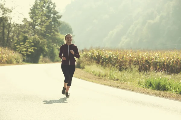 Fiatal Élvezi Egészséges Életmód Miközben Jogging Ország Mentén — Stock Fotó