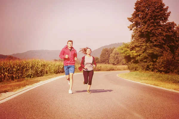 Ungt Par Njuta Hälsosam Livsstil Medan Jogging Längs Landsväg — Stockfoto