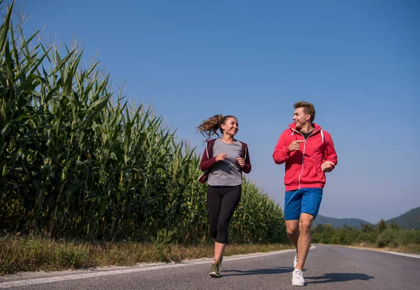 Fiatal Pár Élvezi Egészséges Életmód Miközben Jogging Ország Mentén — Stock Fotó