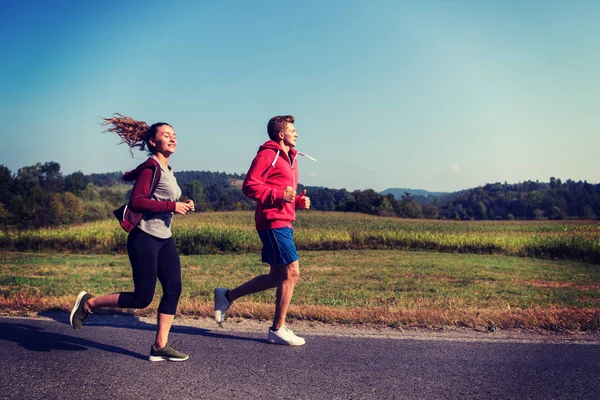 Jovem Casal Desfrutando Estilo Vida Saudável Enquanto Corre Longo Estrada — Fotografia de Stock