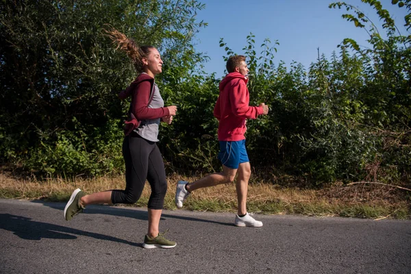 Fiatal Pár Élvezi Egészséges Életmód Miközben Jogging Ország Mentén — Stock Fotó