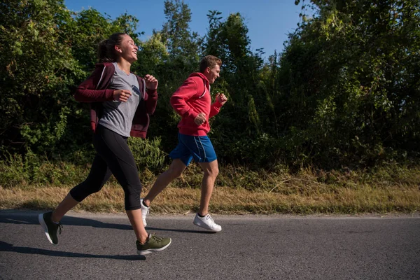 Młoda Para Cieszyć Się Zdrowego Trybu Życia Podczas Joggingu Wzdłuż — Zdjęcie stockowe