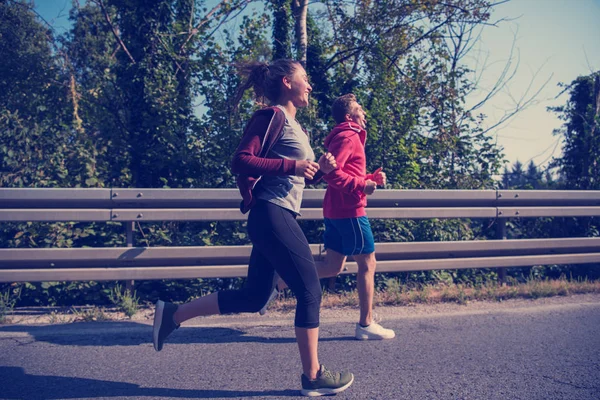 Jong Koppel Genieten Van Gezonde Levensstijl Tijdens Het Joggen Langs — Stockfoto